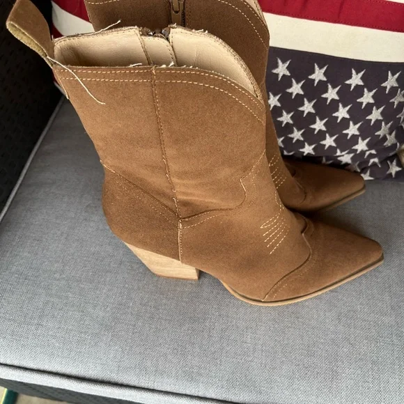 Brown Suede Western Ankle Boots Size 9 – Pointed Toe Cowboy Style - Picture 3 of 7